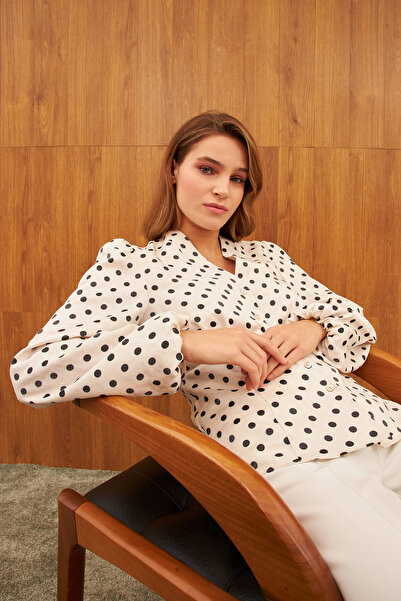 STELLA PULVIS Beyaz Parlak V Yaka Gömlek