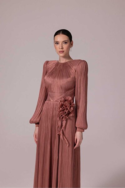 Hanımefendi Giyim فستان سهرة بتفاصيل قماشية مطوية وإكسسوارات زهور