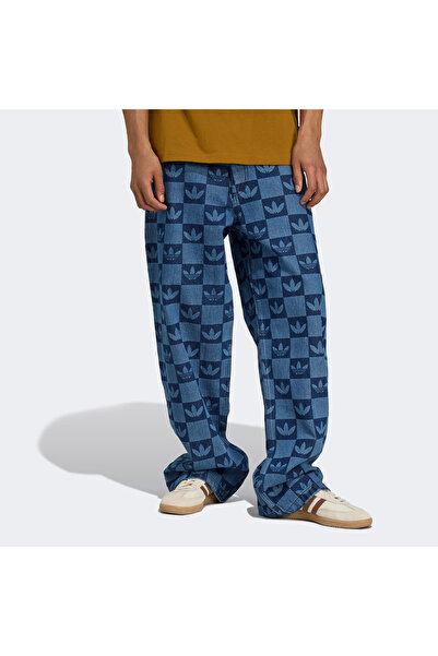 adidas بنطلون رجالي من الدنيم الأزرق العادي بطباعة مونوغرام على كامل القطعة