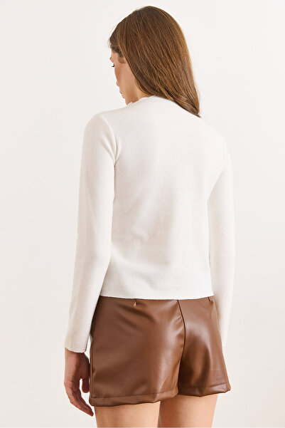 Olalook Bluză albă pentru femei guler ridicat drapată cu detalii accesorii din Selanik BLZ-19003163