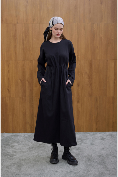 Birgül Bektaş Μαύρο φόρεμα με κρυφή λεπτομέρεια πλισέ