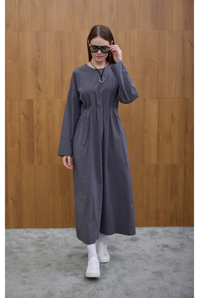 Birgül Bektaş Γκρι φόρεμα με κρυφή λεπτομέρεια πλισέ