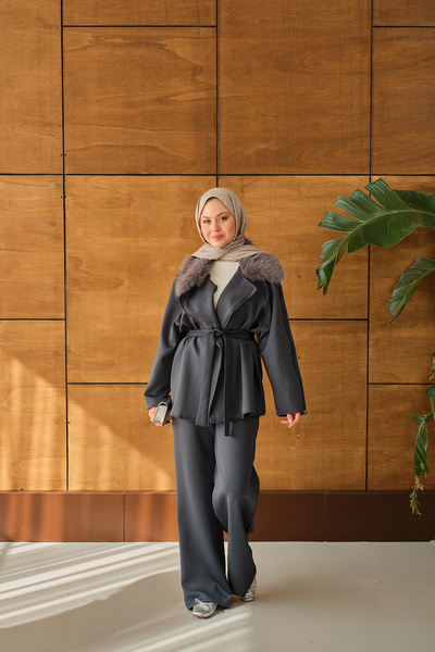 LOCCO Costum de damă cu guler din blană, mâneci și fermoar, antracit