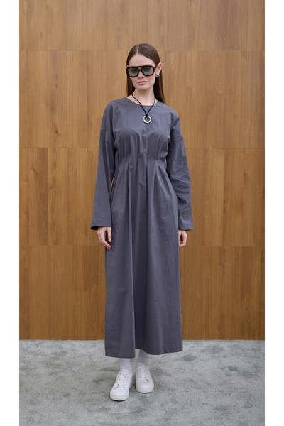 Birgül Bektaş Γκρι φόρεμα με κρυφή λεπτομέρεια πλισέ