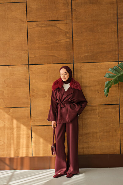 LOCCO Γυναικείο κοστούμι με γούνινο λαιμόκοψη και μανίκια με φερμουάρ Βουργουνδίας