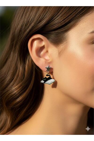 Pelin Aksesuar Kitap Üzerine Uzanmış Siyah Kedi Figürlü Yıldız Çivili Küpe