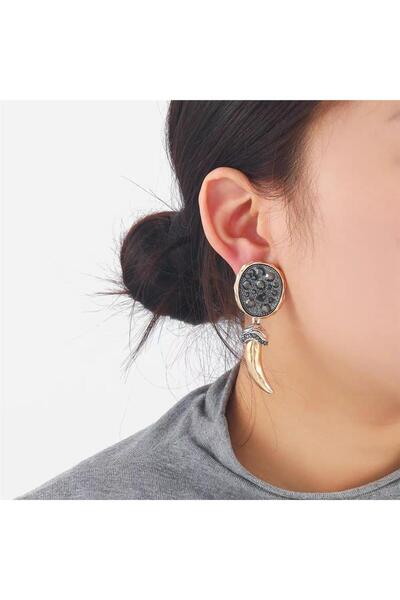 Pelin Aksesuar Siyah Kristal Taşlı Zırh Detaylı Gold Boynuz Sallantılı Küpe