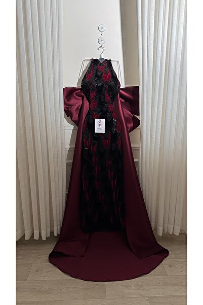 Onila The dress is made of high-quality velvet with luxurious beading and a royal Mikado train.