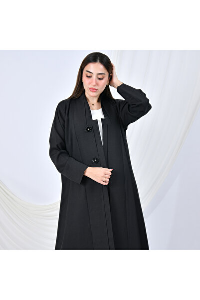 HAWRAA ABAYA عباية سوداء بتصميم رسمي بسيط بقصة ربع كلوش مزينة بأزرار على شكل ...