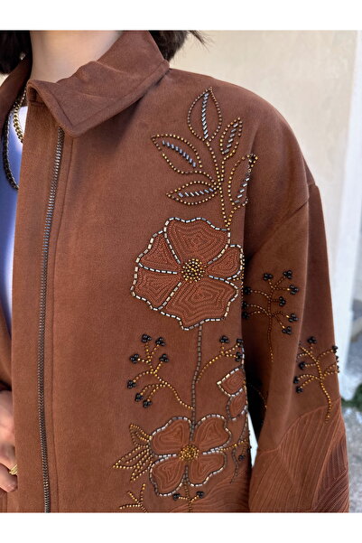 MİA NOURA Γυναικείο μπλουζάκι με κέντημα με χάντρες στο μπροστινό μέρος του μανίκιου από ύφασμα σουέτ μπαμπίρ