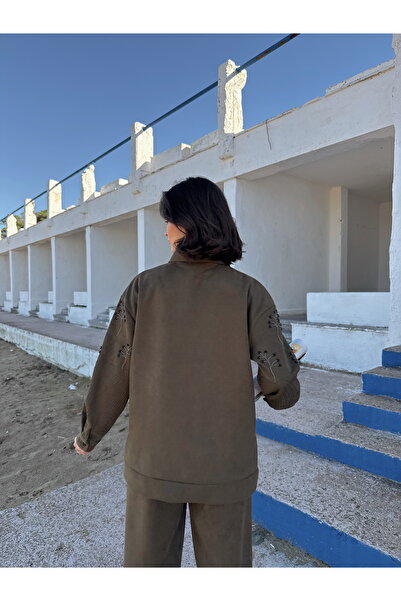 MİA NOURA Γυναικείο μπλουζάκι με κέντημα με χάντρες στο μπροστινό μέρος του μανίκιου από ύφασμα σουέτ μπαμπίρ