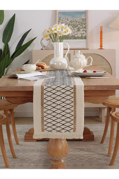 bity thok A luxurious dining tablecloth with a geometric design in black and white and elegant scalloped edges.