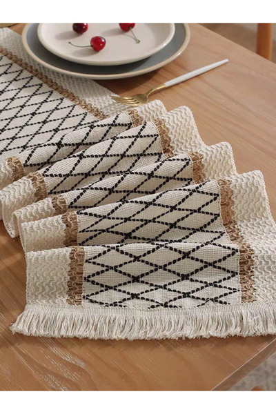 bity thok A luxurious dining tablecloth with a geometric design in black and white and elegant scalloped edges.