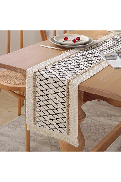 bity thok A luxurious dining tablecloth with a geometric design in black and white and elegant scalloped edges.