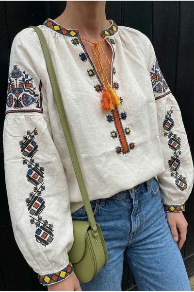 FEMELLE Γυναικεία μπλούζα από βαμβακερό κέντημα με φούντα με μανίκια μπαλόνι με λευκό γιακά