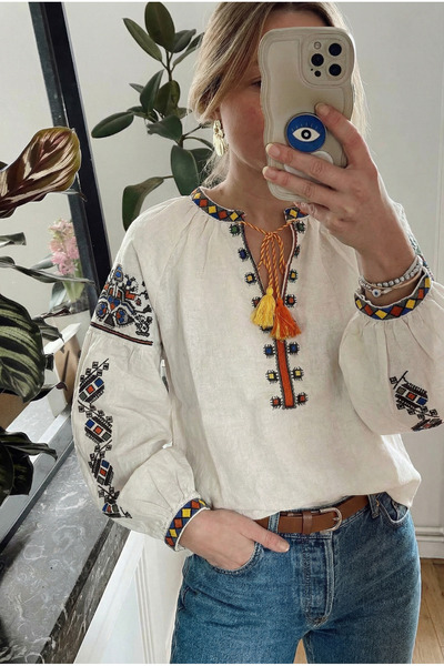 FEMELLE Γυναικεία μπλούζα από βαμβακερό κέντημα με φούντα με μανίκια μπαλόνι με λευκό γιακά