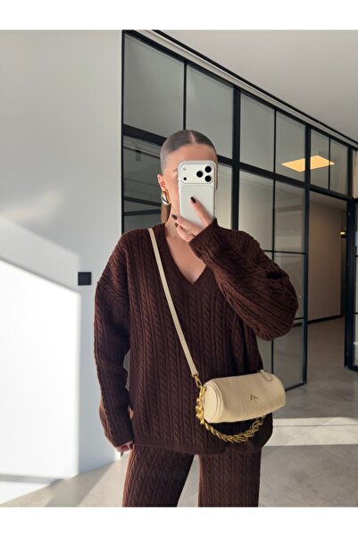 BB Bensu Buyruk طقم تريكو كبير الحجم مع تصفيف الشعر