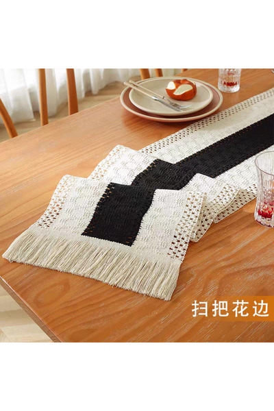 bity thok A luxurious tablecloth with a modern design in black and white and elegant scalloped edges.