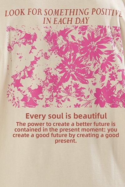 Trendyol Curve Béžové tričko velké velikosti – 100% bavlna, přední a zadní potisk, oversize Fit Tbbss25Bf00002