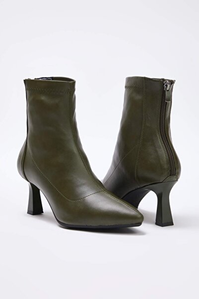 TRENDYOL SHOES Χακί με μυτερή μύτη με λεπτό τακούνι γυναικεία μποτάκια TAKAW26BO00063