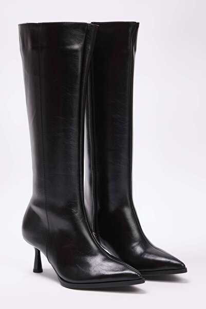 TRENDYOL SHOES Černé dámské boty na tenkém podpatku se špičatou špičkou TAKAW26CZ00010