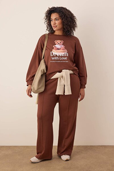Trendyol Curve Barna kerékpáros nyakú, széles szabású Crop Boy kötött, nagy méretű tréningruha szett TBBAW26TS00007