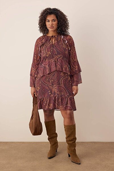 Trendyol Curve Φόρεμα με πολύχρωμο σχέδιο σάλι Yoryo σιφόν υφαντό μεγάλου μεγέθους TBBAW26AH00078