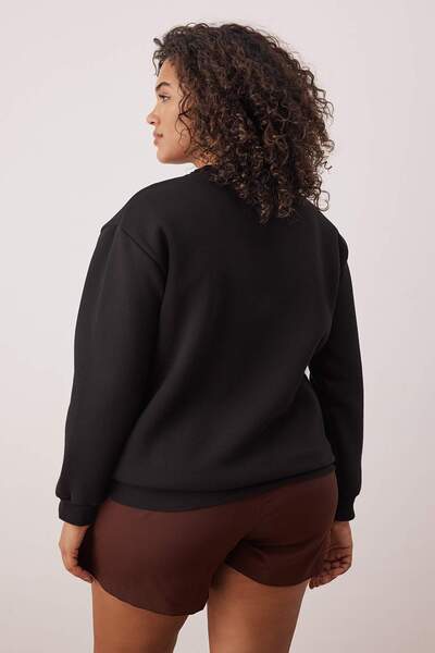 Trendyol Curve Black Dog Embroidered Crew Neck Oversized Sweatshirt Tbbaw26Ao00044