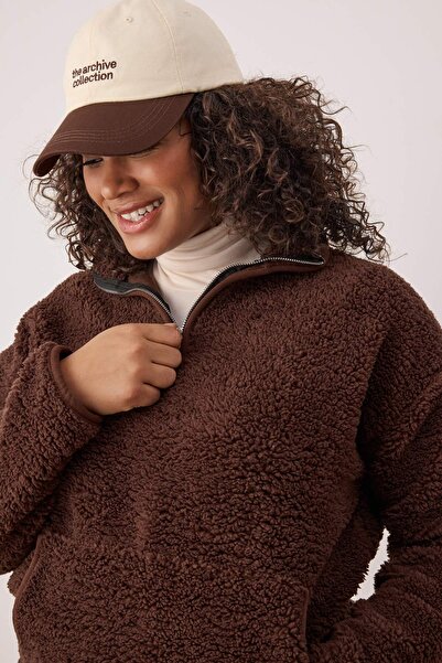 Trendyol Curve Barna színű, részletezett, magas nyakú, plüss, puha, nagy méretű pulóver TBBAW26AO00040