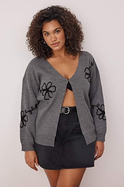 Trendyol Curve كارديجان تريكو بياقة على شكل حرف V مع تفاصيل مطرزة من أنثراسايت TBBAW26AV00018