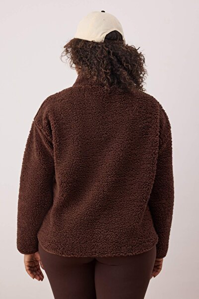 Trendyol Curve Barna színű, részletezett, magas nyakú, plüss, puha, nagy méretű pulóver TBBAW26AO00040