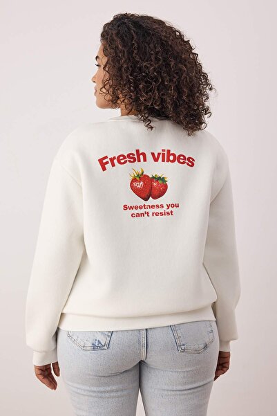 Trendyol Curve Ecru Strawberry Printed Regular Fit Large Size Sweatshirt with Fleece Inside Tbbaw26Ao00048