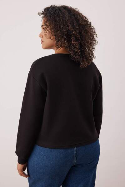 Trendyol Curve Black Crop Boy Crew Neck Basic Plus Size Sweatshirt Tbbaw26Ao00046
