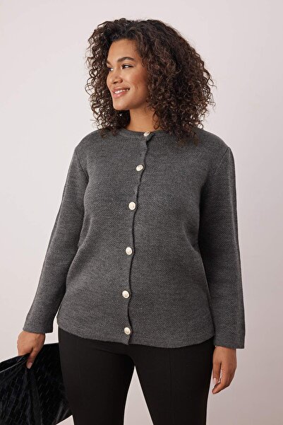 Trendyol Curve سترة تريكو بأزرار وياقة دائرية من أنثراسايت TBBAW25AV00013