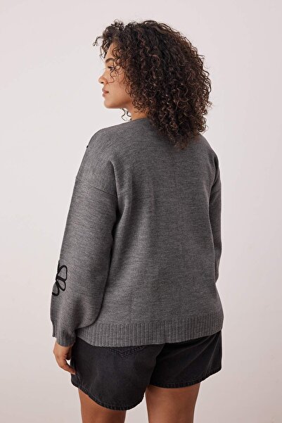 Trendyol Curve كارديجان تريكو بياقة على شكل حرف V مع تفاصيل مطرزة من أنثراسايت TBBAW26AV00018