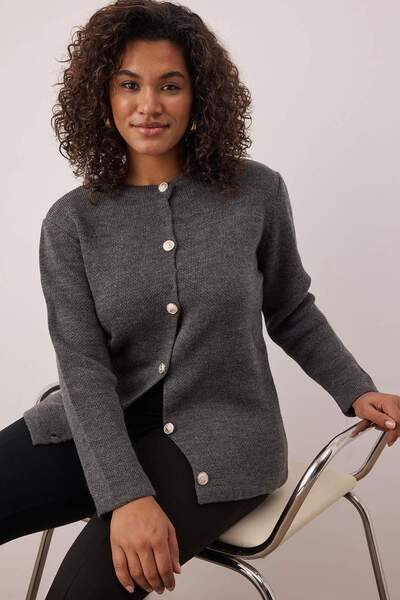 Trendyol Curve سترة تريكو بأزرار وياقة دائرية من أنثراسايت TBBAW25AV00013