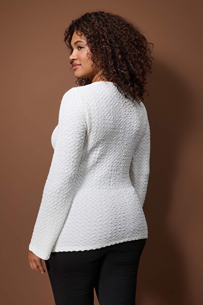 Trendyol Curve Ecru Fitted/Bodycon Accessory Detailed Textured Long Sleeve Stretchy Knitted Blouse Tbbaw26Af00100