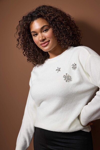 Trendyol Curve Ecru Stone Detailed Soft Feel Knitwear Sweater Tbbaw26An00009