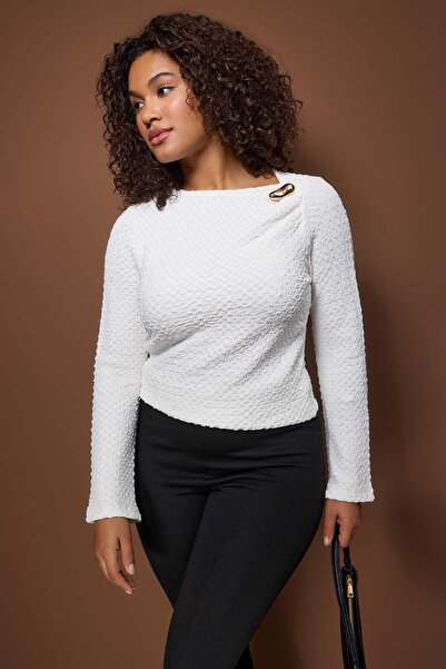 Trendyol Curve Ecru Fitted/Bodycon Accessory Detailed Textured Long Sleeve Stretchy Knitted Blouse Tbbaw26Af00100