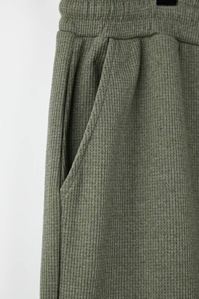 Trendyol Collection Khakifarbene, große, übergroße/lockere, strukturierte, lockere Jogginghose TMNSS25AJ00004