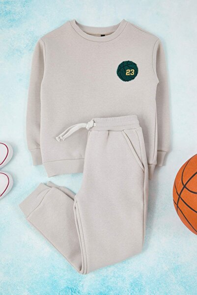 TRENDYOLKIDS Beigefarbenes, dickes, bedrucktes Strickoberteil für Jungen aus Baumwolle mit Fleece-Innenseite – Oberteil-Set TKDAW26AU00071