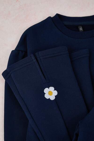 TRENDYOLKIDS Marineblaues, geblümtes, gestricktes Oberteil und Unterteil-Set TKDAW26AU00011