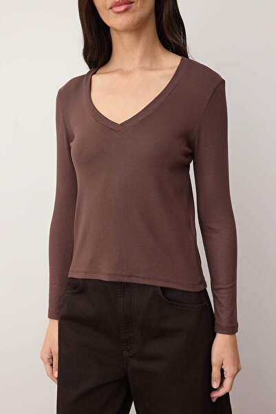 Trendyol Collection Brown Premium Soft Fabric V-Neck Fitted/Slim Fit Stretchy Knitted Blouse Twoaw24Bz00050