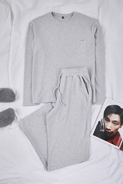 Trendyol Collection Graues, regulär geschnittenes Pyjama-Set mit Taschen und Etikettendetail, weichem Knopf und dickem Strickmuster TMNAW26PT00000
