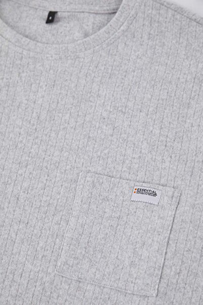 Trendyol Collection Graues, regulär geschnittenes Pyjama-Set mit Taschen und Etikettendetail, weichem Knopf und dickem Strickmuster TMNAW26PT00000