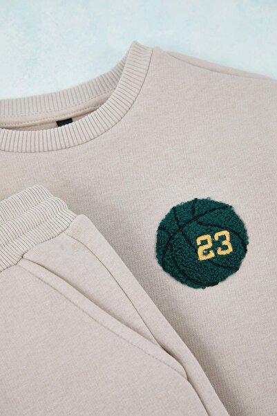 TRENDYOLKIDS Beigefarbenes, dickes, bedrucktes Strickoberteil für Jungen aus Baumwolle mit Fleece-Innenseite – Oberteil-Set TKDAW26AU00071