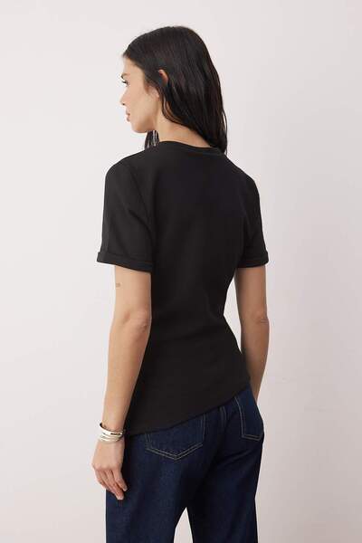 Trendyol Collection Trendyol Studio Collection Μαύρο πλεκτό μπλουζάκι με ασύμμετρο λαιμόκοψη που εφαρμόζεται στο σώμα TWOAW26TS00023