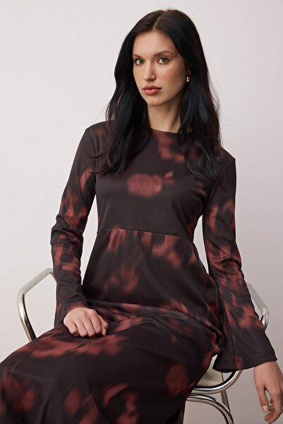 Trendyol Modest Πολύχρωμο πλεκτό φόρεμα με μοτίβο μπατίκ με επένδυση από τούλι TCTAW26EB00072