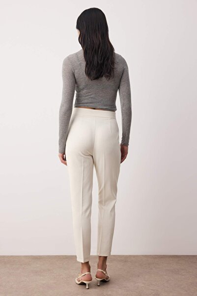 Trendyol Collection Ecru Hose mit Karottenmuster und Schnallendetail TWOAW26PL00154