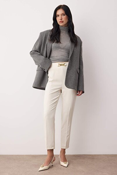 Trendyol Collection Ecru Hose mit Karottenmuster und Schnallendetail TWOAW26PL00154